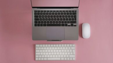 Laptop-Ständer aus Holz für einen ruhigen Arbeitsfluss