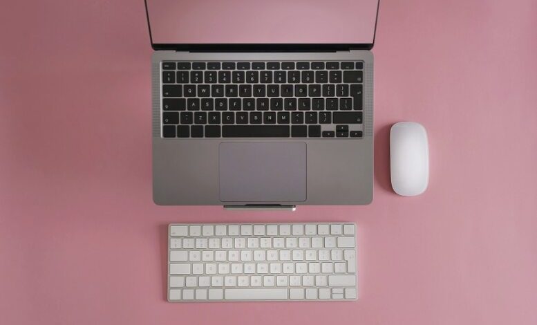 Laptop-Ständer aus Holz für einen ruhigen Arbeitsfluss