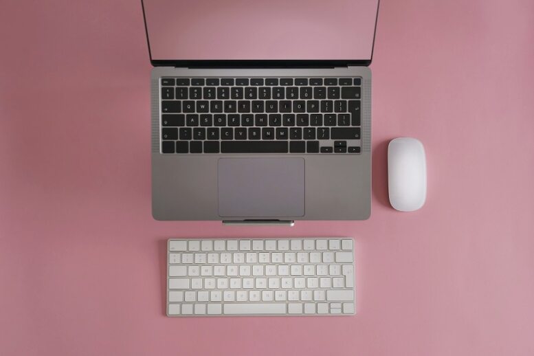 Laptop-Ständer aus Holz für einen ruhigen Arbeitsfluss